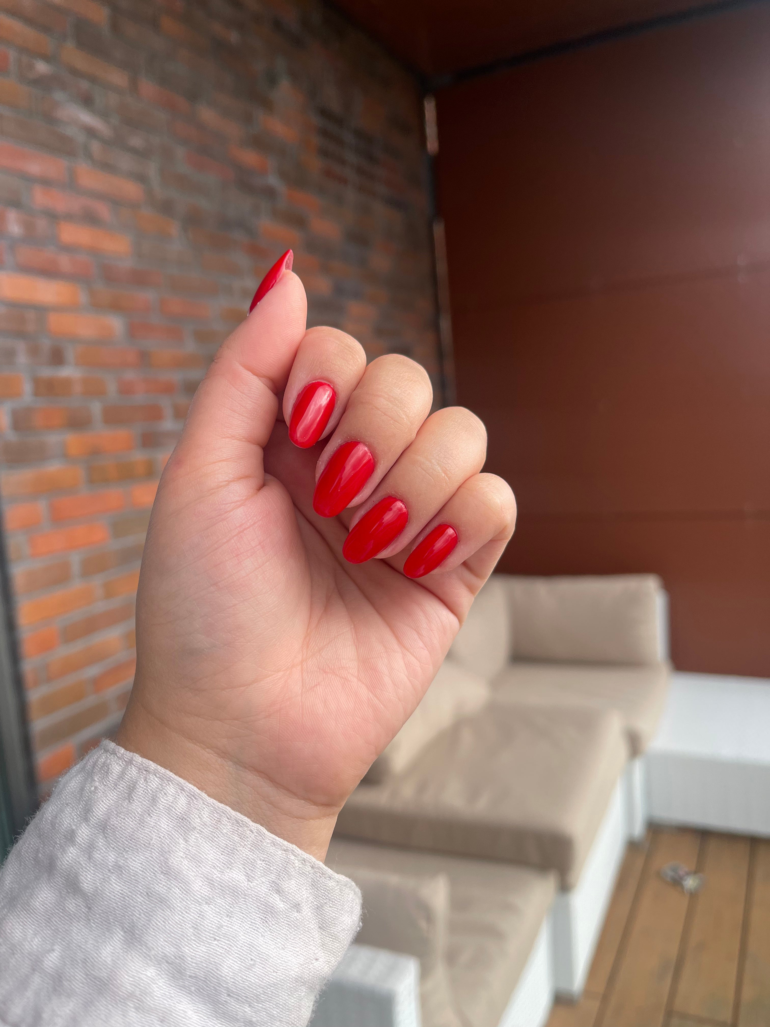 Gel polish • Screaming red • No. 05