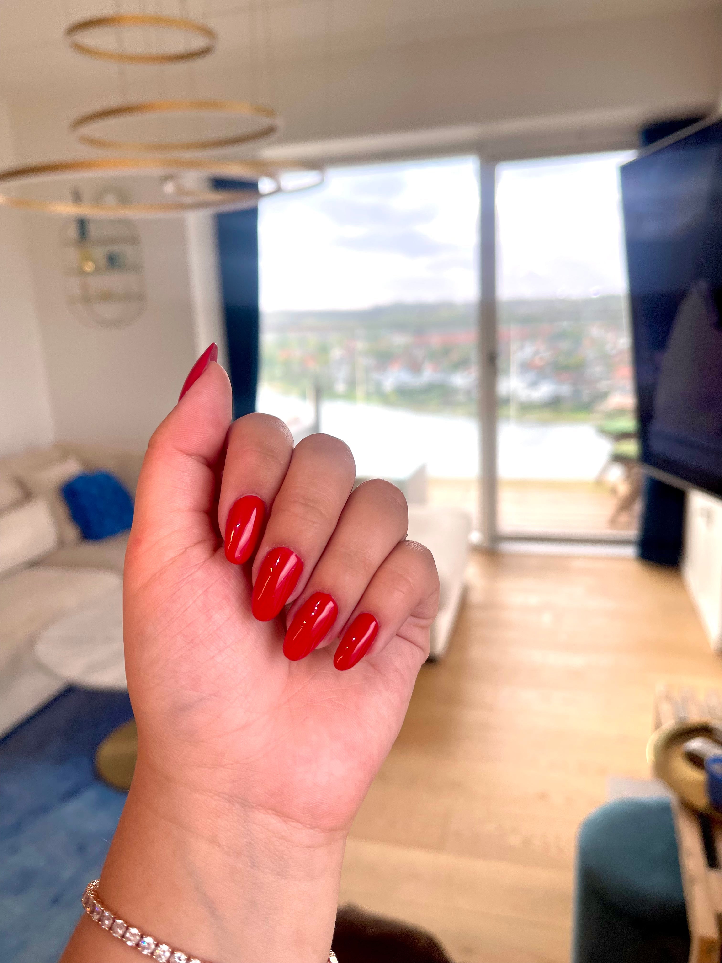 Gel polish • Screaming red • No. 05