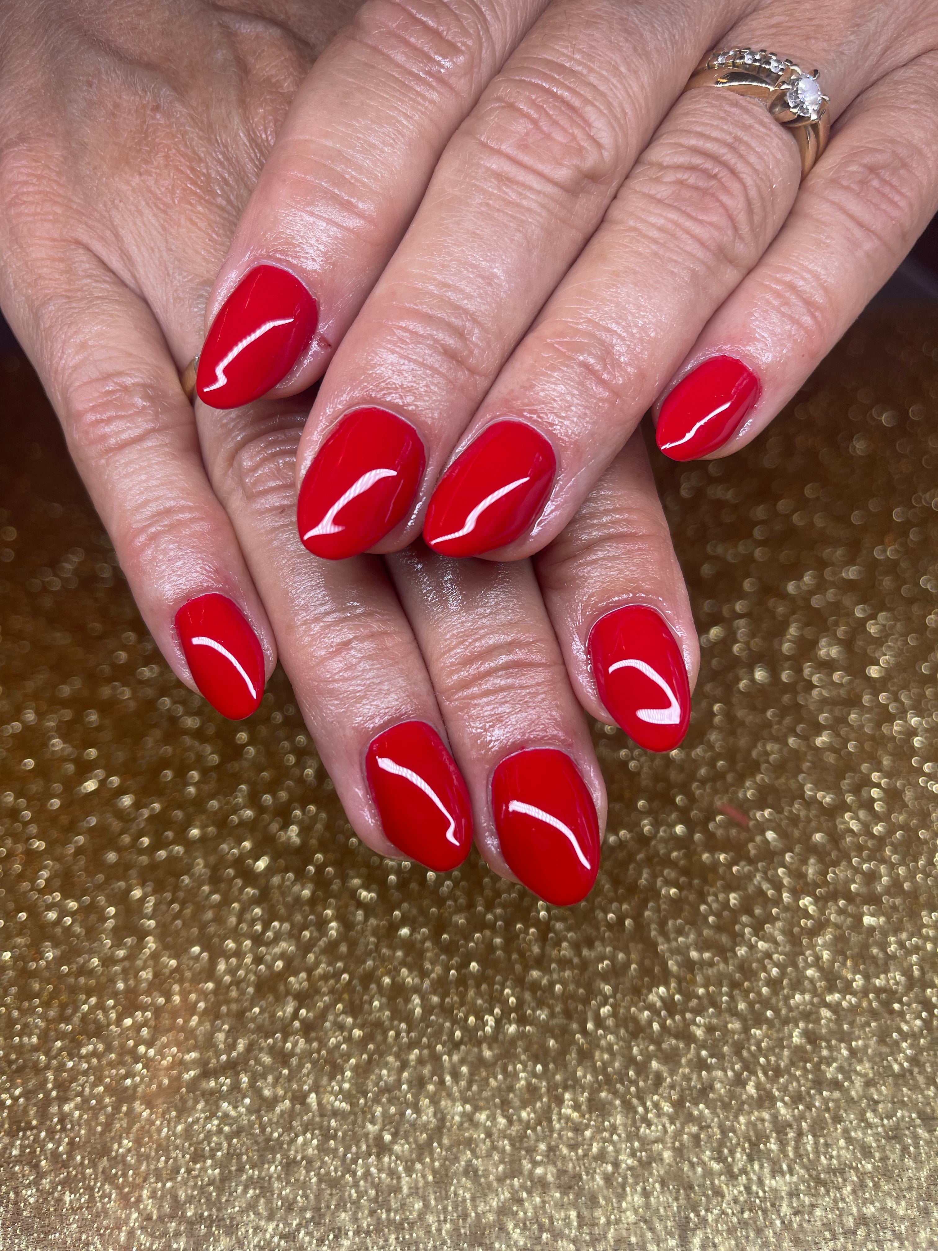 Gel polish • Screaming red • No. 05