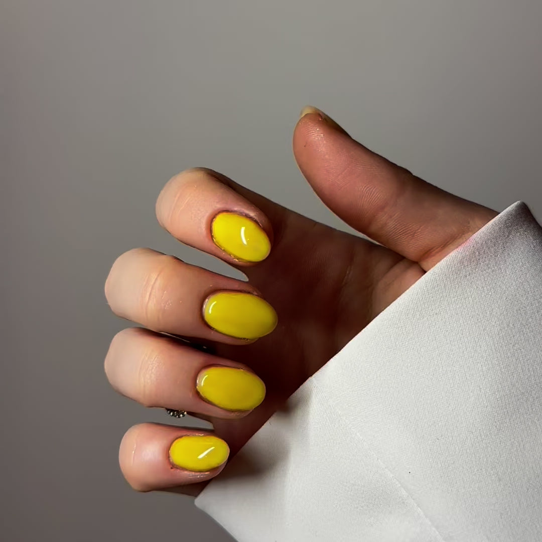 Indlæs video: Gel polish • Dark Sunflower • No. 30