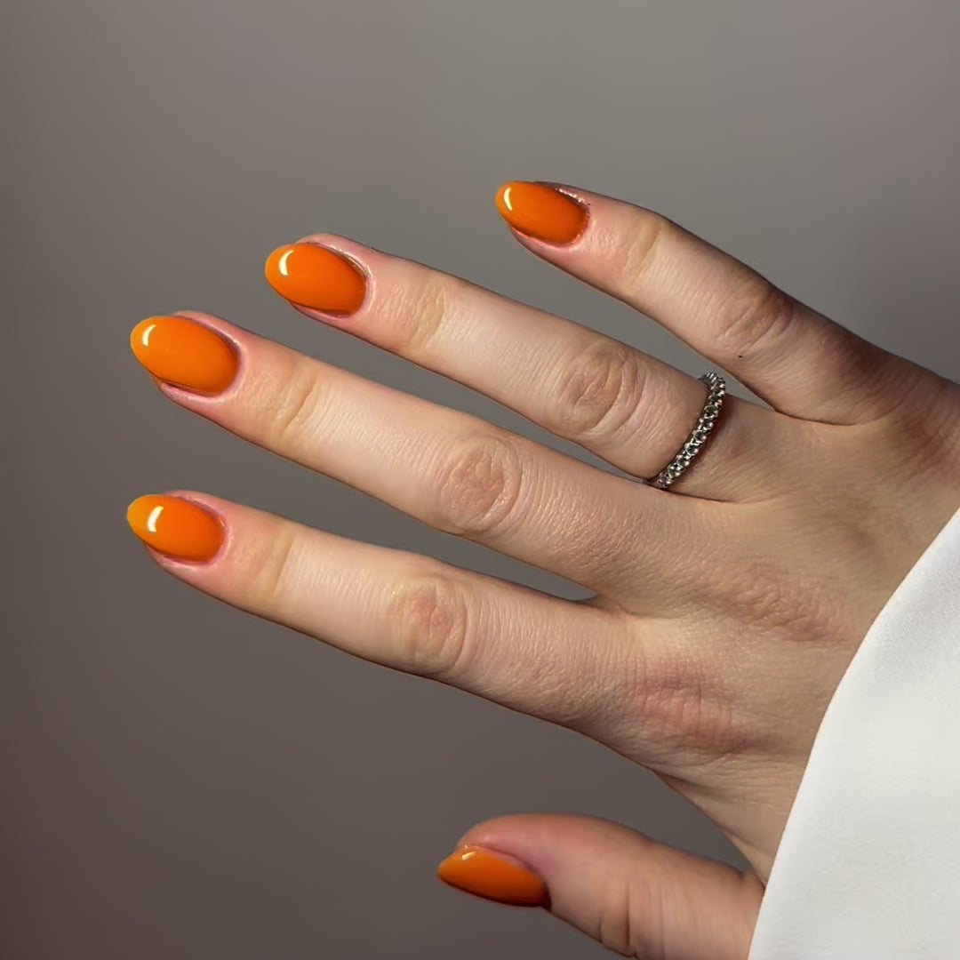 Indlæs video: Gel polish • Dark Carrot • No. 34