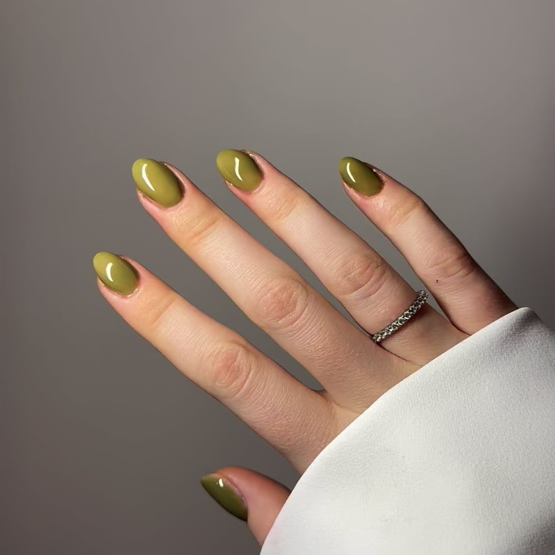 Indlæs video: Gel polish • True Olive • No. 55